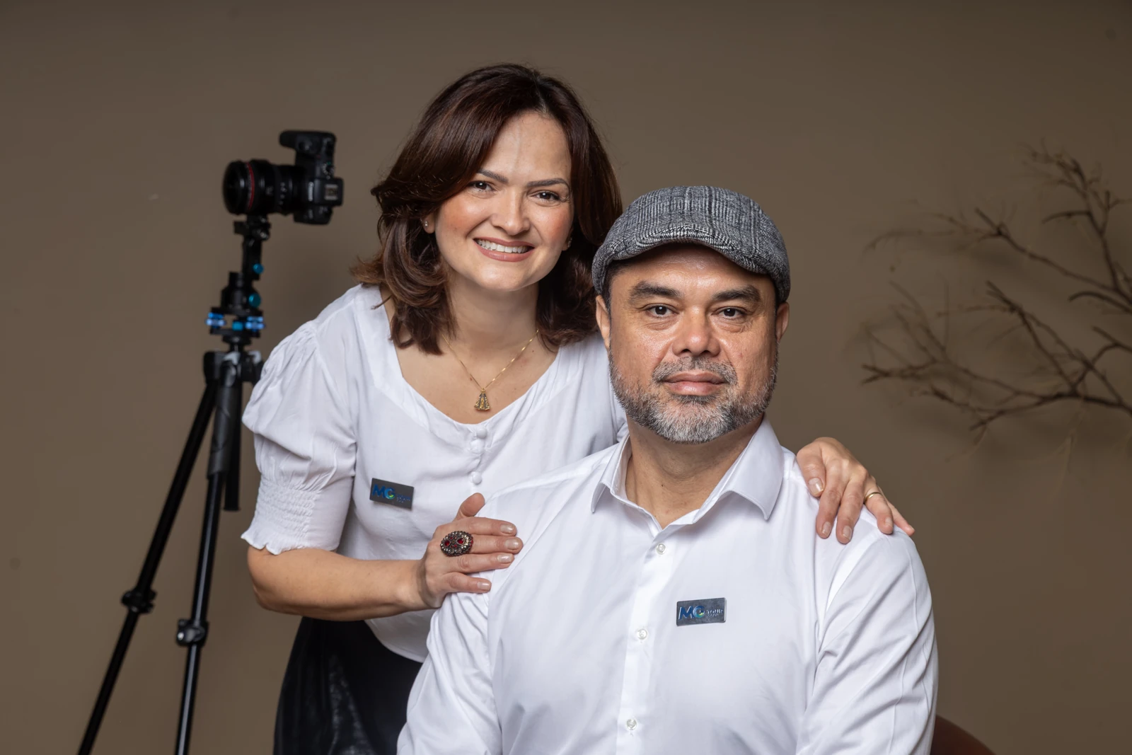 Casal 360 com equipamento de fotografia, em foto do acervo da MG TOUR